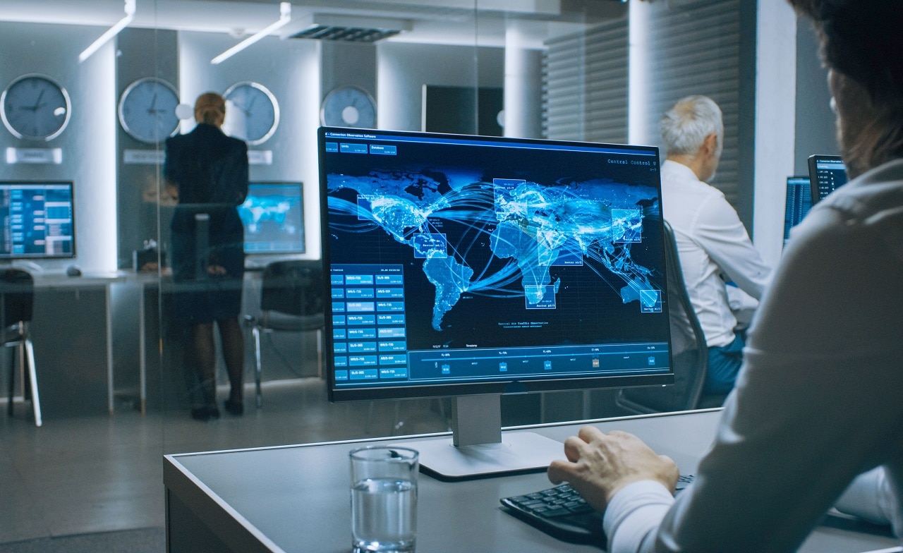 Ein KI-Experte sitzt vor einem Monitor