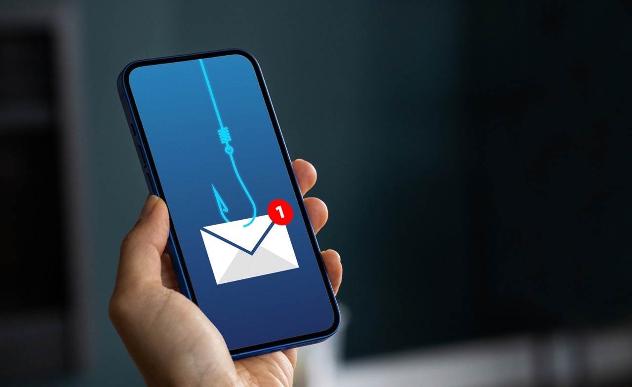 Mobile phone with antiphishing image