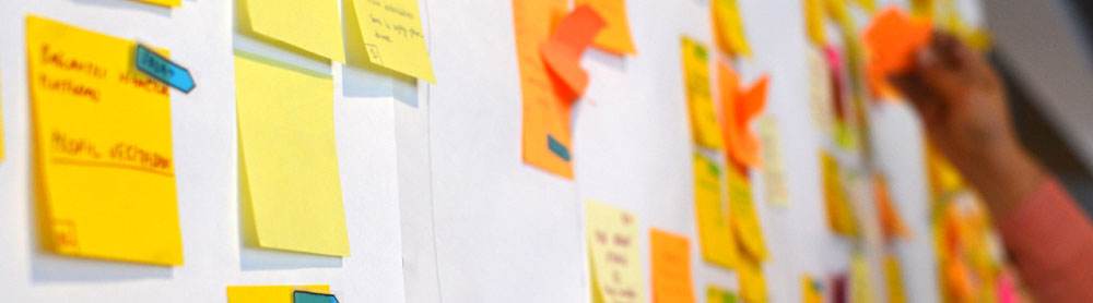 Whiteboard mit gelben Postits