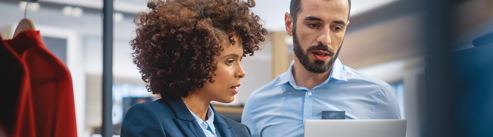 Une personne dans un magasin