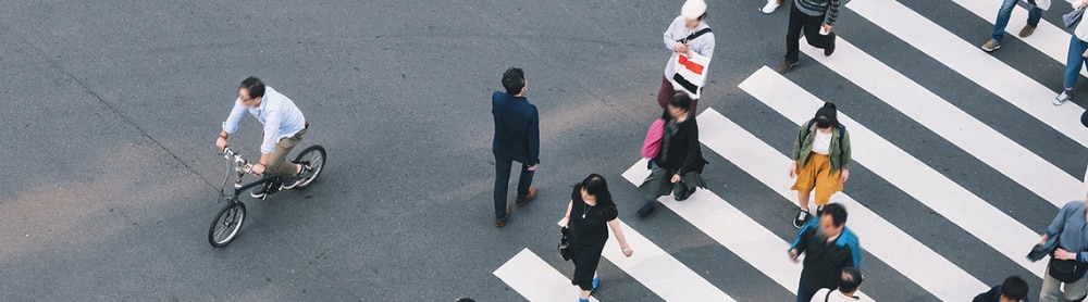 Des personnes en train de marcher dans la rue