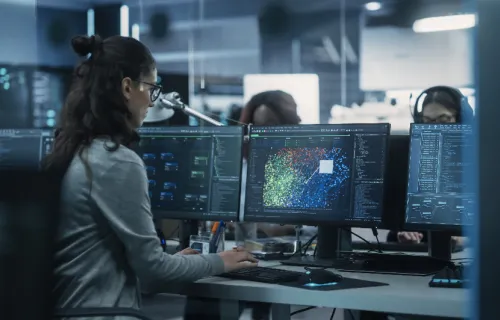 IT-Expertin sitzt vor einem Bildschirm und arbeitet