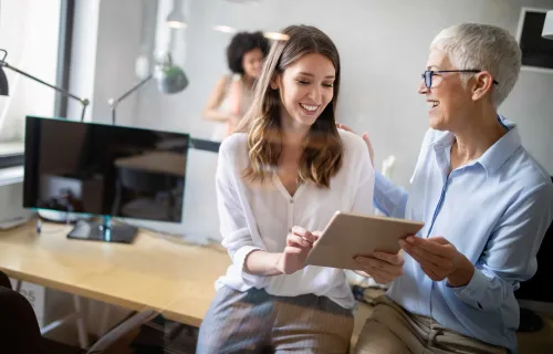 Kuvituskuvassa kaksi asiantuntijaa hyödyntämässä tekoälyä