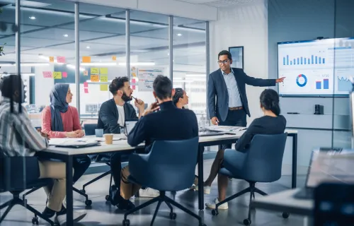 Mehrere Personen sitzen zusammen und besprechen etwas