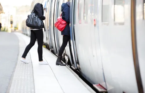 Kuvituskuva: matkustajia nousee junan kyytiin