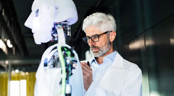 Une personne en train de travailler avec un robot