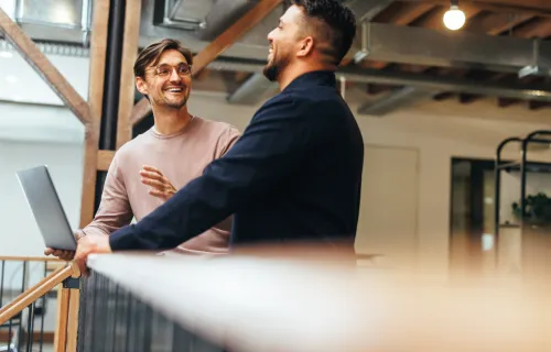 Zwei Verwaltungsangestellte freuen sich über einen schnelleren Onlinezugriff für…