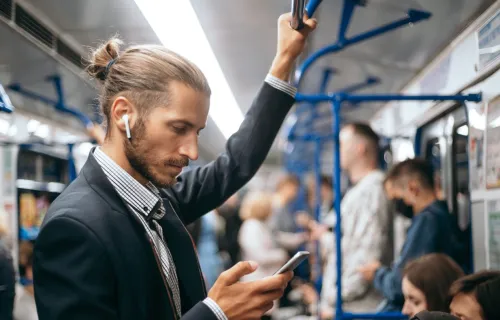 Kuvituskuva: Mies käyttää julkista liikennettä työmatkalla