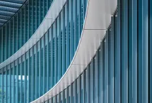 CGI Toimialat. Kuvituskuva: modernin toimistorakennuksen julkisivu