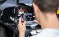 La personne prend une photo de la voiture endommagée pour une réclamation d’assurance